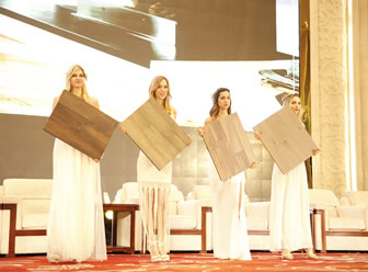 美女攜地板產(chǎn)品展示