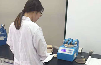 紅木枋實驗室成員檢測科技新實木耐磨性能